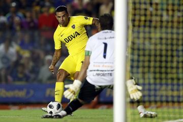 Buenos Aires, 25 Febrero 2018 Argentina
SUPERLIGA
Boca Juniors vs San Martin de San Juan, por la fecha 17 ta del torneo, en La Bombonera.
Edwin Cardona de Boca Junior y L.Ardente de San Martin de San Juan
Foto Ortiz Gustavo