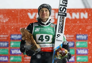 Anze Lanisek conquista Zakopane ante el tropiezo del líder