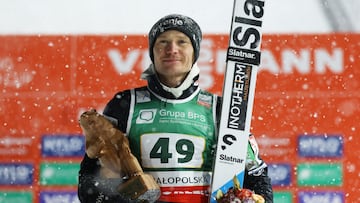 Anze Lanisek posa con el trofeo tras vencer en Zakopane.