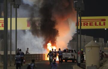El monoplaza del piloto franc¨¦s se ha incendiado tras un fuerte impacto en la curva tres del Gran Premio de Bahr¨¦in. Romain Grosjean sali¨® por su propio pie del monoplaza. El accidente lleg¨® tras un cambio de direcci¨®n del piloto de Haas, en el que se ha tocado con el Alpha Tauri de Kvyat.