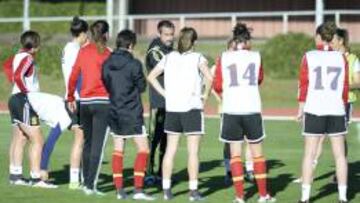 Jorge Vilda dirige la sesión de entrenamiento de la Selección Absoluta.