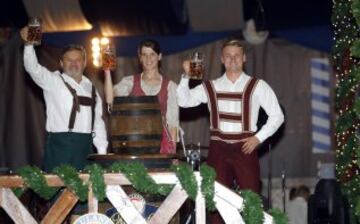 Los deportistas Ruth Beitia y Marcus Walz, oros olímpicos en Río 2016, junto al humorista Miki Nadal  durante la inauguración hoy de la Paulaner Oktoberfest que vuelve por tercer año a Madrid, en el Barclaycard Center. 