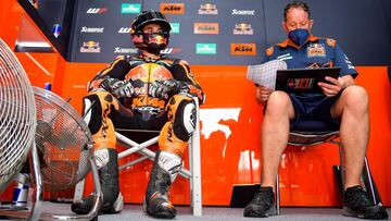 Oliveira en el box de KTM.