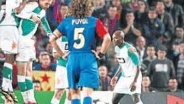 <b>VUELO RASANTE. </b>Almeida, Jensen, Naldo y Borowski saltan, mientras la pelota enviada por Ronaldinho pasa bajo sus pies hacia el gol.