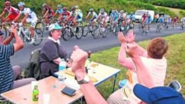 <b>PACHANGA EN EL TOUR. </b>El pelotón principal circula camino de Issoudon sin competir por la etapa, en protesta por la retirada de los pinganillos.