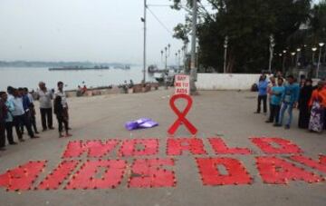 Activistas y niños de Koltata, India, celebrando el Día Mundial Contra el Sida.