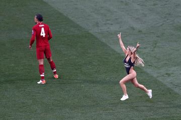 Una espontánea saltó al césped del Metropolitano en el minuto 17 juego.