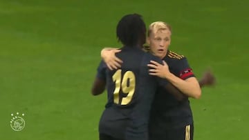 Esto necesita el Barcelona: El golazo de Van de Beek