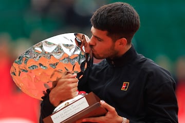Carlos Alcaraz posa con el trofeo que le otorga campeón del Masters de Montecarlo 2025 tras vencer en la final al tenista italiano Musetti.