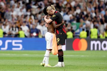 Haaland y Vinicius se saludan al final del partido.