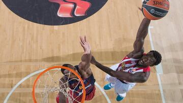 Othello Hunter, del Olympiacos, frente Joey Dorsey, delBarcelona, en un partido de la Euroliga.