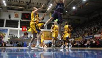 <b>DE LOS MEJORES. </b>Marcelinho Huertas lanza ante Savrasenko.