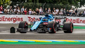 Alonso con el RS18 pintado de Alpine en Le Mans.