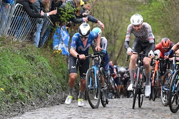 El ciclista espa?ol Iv¨¢n Garc¨ªa Cortina y el belga Tim Wellens compiten pasando por el sector adoquinado de Taaienberg.