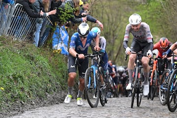 El ciclista español Iván García Cortina y el belga Tim Wellens compiten pasando por el sector adoquinado de Taaienberg. 