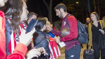 Raúl García en la llegada del Athletic ayer a Madrid para medirse al Atleti.