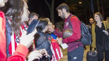 Ra&uacute;l Garc&iacute;a en la llegada del Athletic ayer a Madrid para medirse al Atleti.