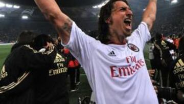 Ibrahimovic festeja el título.