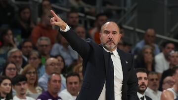 Chus Mateo, da indicaciones a sus jugadores durante el partido contra el Partizán en el WiZink Center de Madrid.