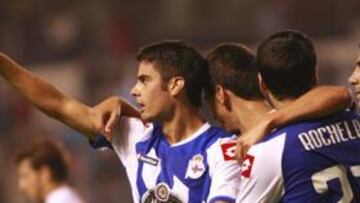 <b>DE ESTRENO. </b>Juan Domínguez, que jugó un buen partido, celebra junto a sus compañeros su primer gol oficial con la camiseta del Depor.