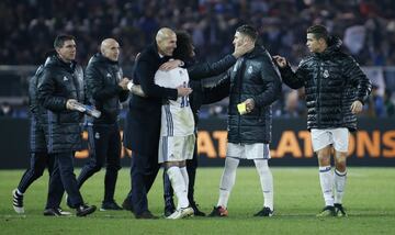 El 18 de diciembre de 2016 consigui¨® su tercer t¨ªtulo, el Mundial de Clubes, tras ganar al Kashima Antlers en Yokohama, Jap¨®n. En la foto, Zidane abraza a Marcelo tras el pitido final.