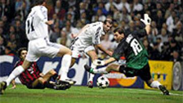 <B>JUGADA DE FÚTBOL SALA: ZIZOU, RAÚL Y GOL DE GUTI</B>. Fue el tercer gol del Madrid. Una acción similar a las que se ven en fútbol sala.