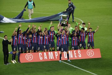 El Barcelona levanta el trofeo de LaLiga en el Camp Nou