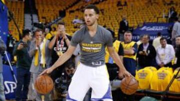 ¿Futuro campeón? Stephen Curry, líder de los Warriors, calienta antes de un partido.