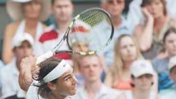 <b>SÓLO UN RESBALÓN. </b>Nadal solventó con claridad su primer compromiso en el torneo de Wimbledon.
