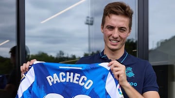 Pacheco posa con su nuevo dorsal en el primer equipo de la Real