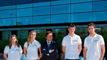 <b>CAMPOS F3.</b> Adrián Campos junto a sus pilotos. Desde la izq.: Gachnang, Jordá, Sánchez y Campos Jr.