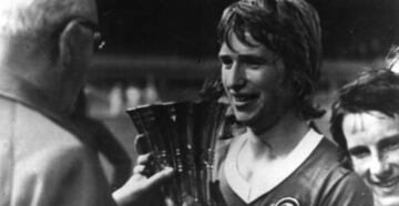 Trevor Francis recibiendo una copa.