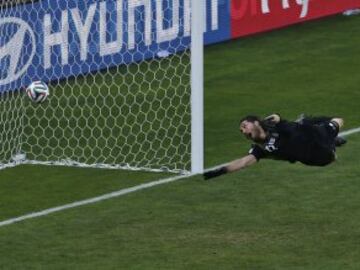 Alireza Haghighi portero de Irán no logra parar el disparo de Messi que supone el 1-0 en el minuto 90