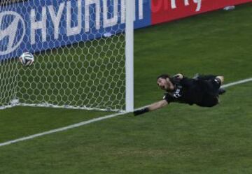 Alireza Haghighi portero de Irán no logra parar el disparo de Messi que supone el 1-0 en el minuto 90