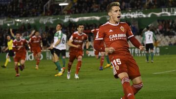 Álex Blanco celebra el gol del empate en el minuto noventa frente al Racing.
