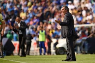 Las Águilas del América terminaron dando una voltereta histórica ante Cruz Azul tras ir perdiendo al medio tiempo por tres goles.