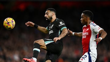Soccer Football - Premier League - Arsenal v Liverpool - Emirates Stadium, London, Britain - October 27, 2024 Liverpool's Mohamed Salah in action with Arsenal's Jurrien Timber REUTERS/Dylan Martinez EDITORIAL USE ONLY. NO USE WITH UNAUTHORIZED AUDIO, VIDEO, DATA, FIXTURE LISTS, CLUB/LEAGUE LOGOS OR 'LIVE' SERVICES. ONLINE IN-MATCH USE LIMITED TO 120 IMAGES, NO VIDEO EMULATION. NO USE IN BETTING, GAMES OR SINGLE CLUB/LEAGUE/PLAYER PUBLICATIONS. PLEASE CONTACT YOUR ACCOUNT REPRESENTATIVE FOR FURTHER DETAILS..