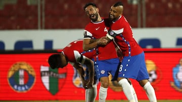 Futbol, Chile vs Peru.
Clasificatorias al mundial de Catar 2022.
El jugador de la seleccion chilena Arturo Vidal, derecha, celebra su segundo gol contra Peru durante el partido clasificatorio al mundial de Catar 2022 disputado en el estadio Nacional de