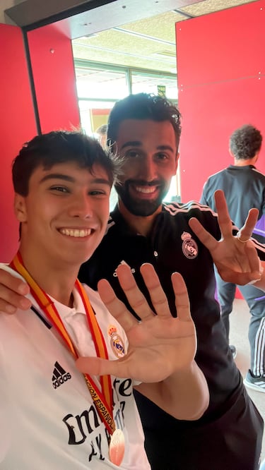 Gonzalo junto a Álvaro Arbeloa, técnico del Juvenil A que lideró al equipo hacia el histórico triplete: Liga, Copa del Rey y Copa de Campeones en la temporada 2022-23.