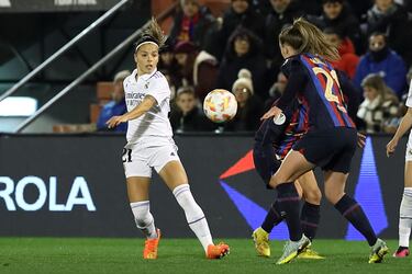 La mediocentro internacional española busca interceptar un balón dividido.