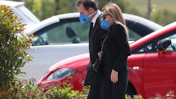 Ana Obregón y Alessandro Lequio han acudido esta mañana al cementerio de La Paz para dar el último adiós a su hijo, Álex Lequio. 