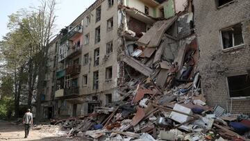 A man walks past a heavily damaged residential building after a recent air strike on the town of Bakhmut, Donetsk region on August 28, 2022, amid the Russian invasion of Ukraine. (Photo by Anatolii Stepanov / AFP) (Photo by ANATOLII STEPANOV/AFP via Getty Images)