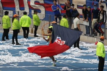 Hinchas de Universidad de Chile realizan banderazo en el Estadio Nacional, previo al Superclásico del domingo 02 de Octubre del 2016.
