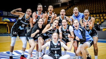El Movistar Estudiantes celebra su pase a los octavos de final de la Eurocup femenina.