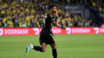 Ante la posible salida de Carlos Vela del LAFC, el cuadro angelino ya tiene a un heredero al trono de rey. Se trata del delantero gabonés Denis Bouanga.