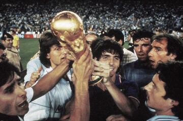 Bruno Conti, Giancarlo Antognoni, Paolo Rossi, Dino Zoff, Francesco Graziani y Franco Selvaggi celebran la consecución del Mundial de 1982. 