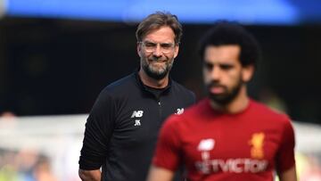 Klopp contempla el calentamiento de sus jugadores.