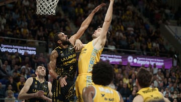 SANTA CRUZ DE TENERIFE, 28/12/2025.- El pívot del Dreamland Gran Canaria, Mike Tobey (d) entra a casta ante el alero del La Laguna Tenerife, Thomas Scrubb (i) durante el partido de la Liga Endesa de baloncesto que se disputa este domingo en el Pabellón Santiago Martín de La Laguna (Tenerife) entre el La Laguna Tenerife y el Dreamland Gran Canaria. EFE/Ramón de la Rocha