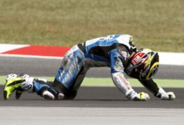 Toni Elias se lamenta tras caerse en la primera vuelta de la carrera de Moto2.