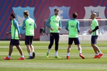 Gerard Piqué junto a sus compañeros.